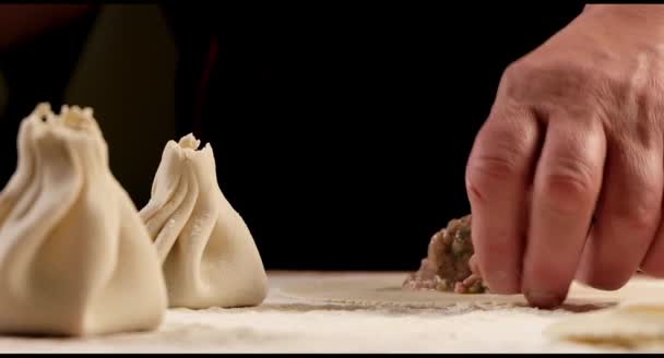 Шеф Повар Делает Хинкали Деревянном Столе Процесс Приготовления Грузинской Еды — стоковое видео