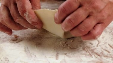 Şef aşçı ahşap masada khinkali yapma. Proses hazırlığı gürcü yemeği. gıda kavramı.yavaş hareket