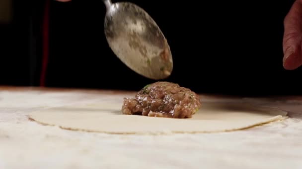 Cocinero Haciendo Khinkali Mesa Madera Proceso Preparación Comida Georgiana Concepto — Vídeo de stock