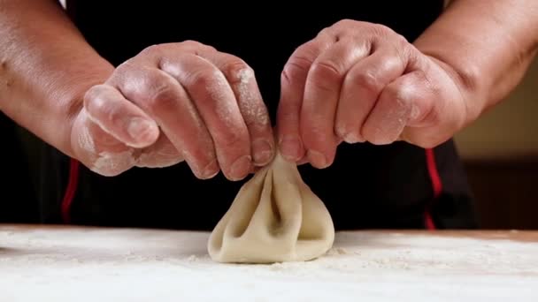 Cocinero Haciendo Khinkali Mesa Madera Proceso Preparación Comida Georgiana Alimentos — Vídeos de Stock