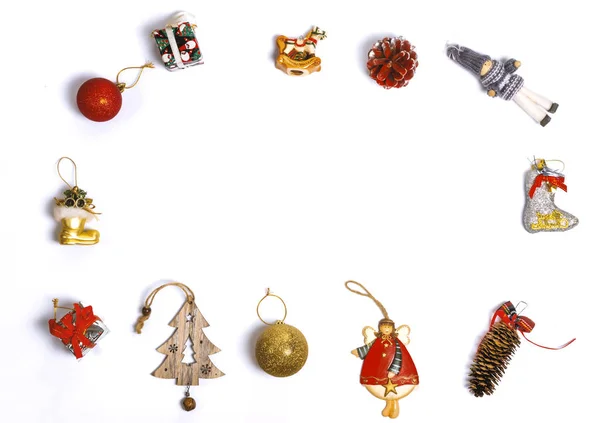 Рождественская композиция Рождественский носок, подарок, игрушки и сосновые шишки — стоковое фото