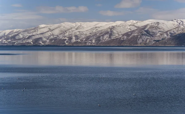 Belle Vue Sur Lac Les Montagnes Avec Neige Arménie Lac — Photo