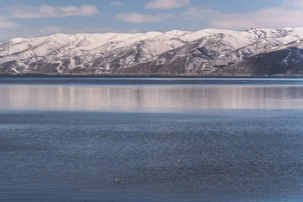 Krásný Výhled Jezero Hory Sněhem Arménie Sevanské Jezero — Stock fotografie