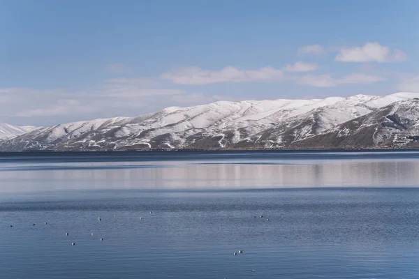 Gyönyörű kilátás a tóra és a hegyekre a hó. Örményország, Sev — Stock Fotó