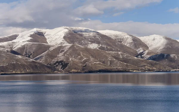 Krásný výhled na jezero a hory se sněhem. Arménie, Sevan — Stock fotografie