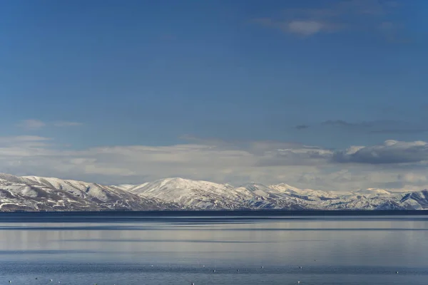 Красивый вид на озеро и горы со снегом. Armenia, Sevan — стоковое фото