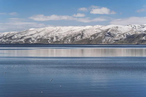 Красивый вид на озеро и горы со снегом. Armenia, Sevan — стоковое фото