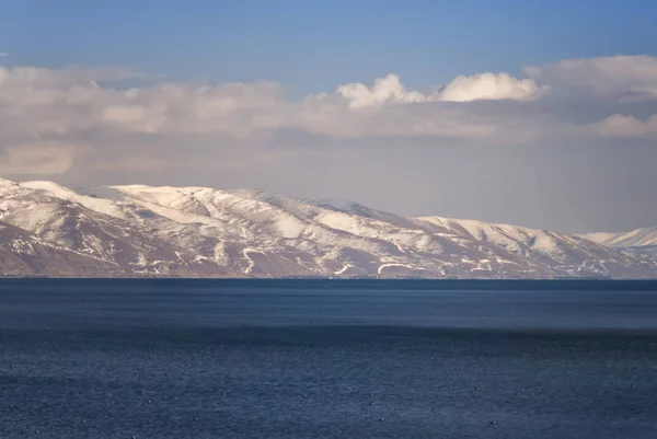 Krásný Výhled Jezero Hory Sněhem Arménie Sevanské Jezero — Stock fotografie