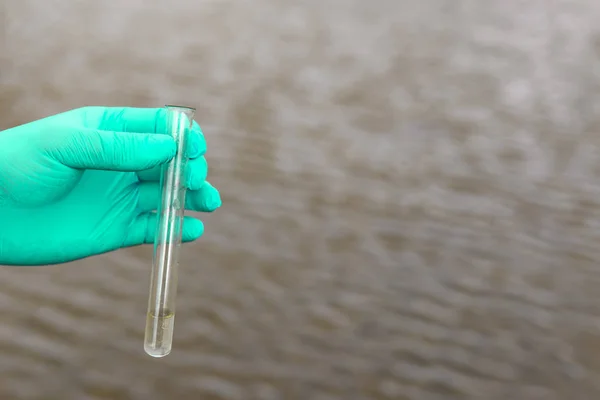 Una Muestra Agua Del Río Mano Guante Recoge Agua Tubo — Foto de Stock