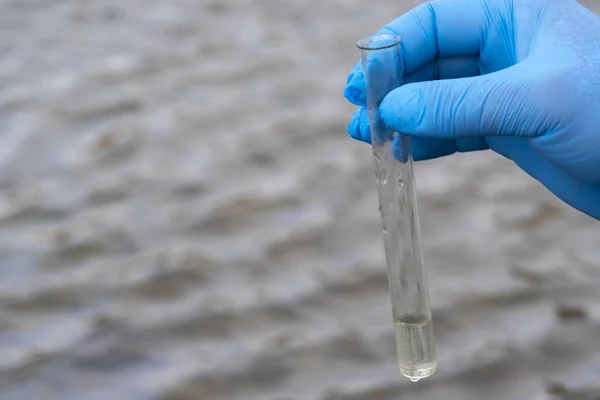 Muestra Agua Del Río Para Análisis Guante Mano Sosteniendo Concepto — Foto de Stock