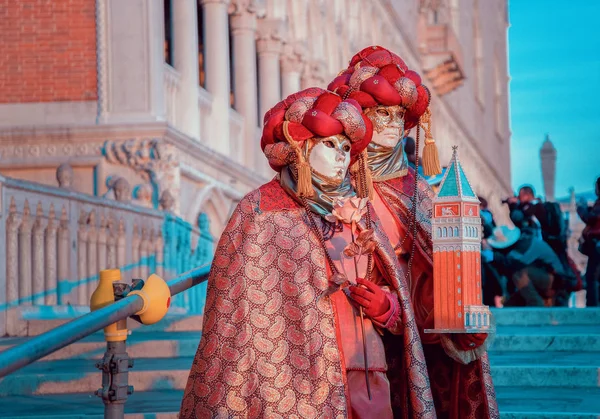 五颜六色的狂欢节面具在威尼斯的传统节日，意大利 — 图库照片