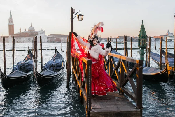 Venedik, Ita geleneksel bir festivalde renkli karnaval maskeleri — Stok fotoğraf