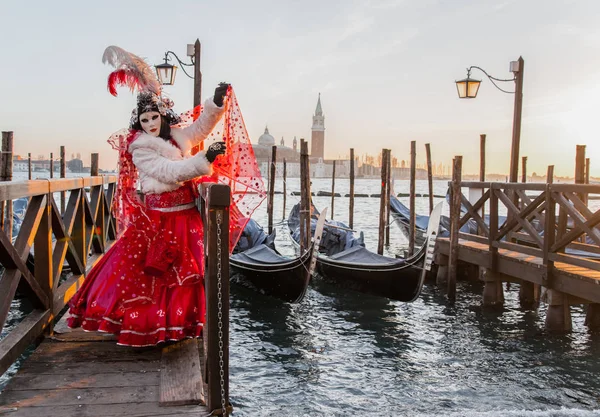 Venedik, Ita geleneksel bir festivalde renkli karnaval maskeleri — Stok fotoğraf