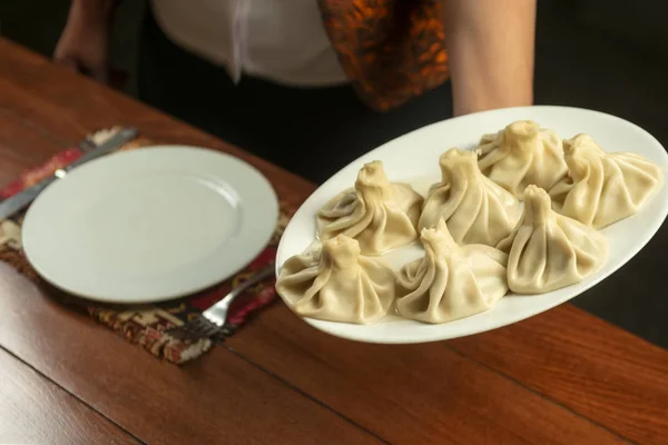 Ober Brengt Een Bord Khinkali Georgische Cuisine Khinkali Met Witte — Stockfoto