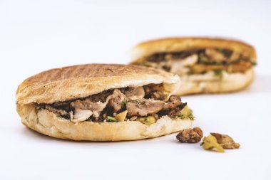 İki shawarma sandviçi, donör kebap, beyaz arka planda jiroskoplar.