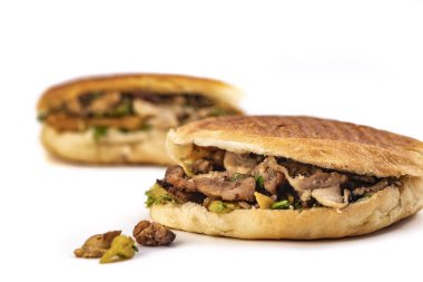 İki shawarma sandviçi, donör kebap, beyaz arka planda jiroskoplar.