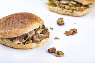 İki shawarma sandviçi, donör kebap, beyaz arka planda jiroskoplar.