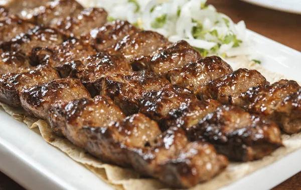 Fast food. Doğu yemekleri. Şiş kebap, lyulya-kebap. Yeşillik, sebze ve sosla süslenmiş doğu mutfağı yemekleri.
