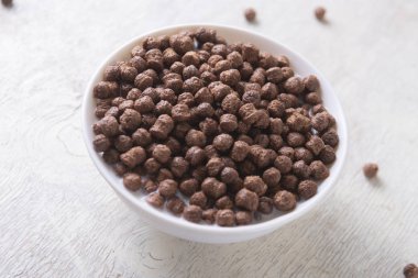 Kahvaltı: Çikolata topları, taze inek sütü, seçici odak