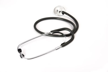 Stetoskop darbe beyaz arka plan üzerinde kontrol etmek için