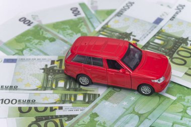 kırmızı araba ve para, Euro ve dolar. Sigorta konsepti