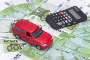kırmızı araba ve para, Euro ve dolar. Sigorta konsepti