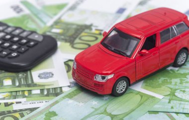 kırmızı araba ve para, Euro ve dolar. Sigorta konsepti