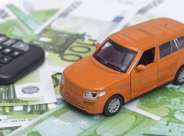 turuncu araba ve para, euro ve dolar. sigorta kavramı