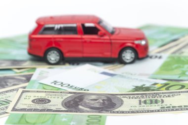 kırmızı araba ve para, Euro ve dolar. Sigorta konsepti
