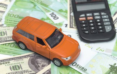 turuncu araba ve para, euro ve dolar. sigorta kavramı