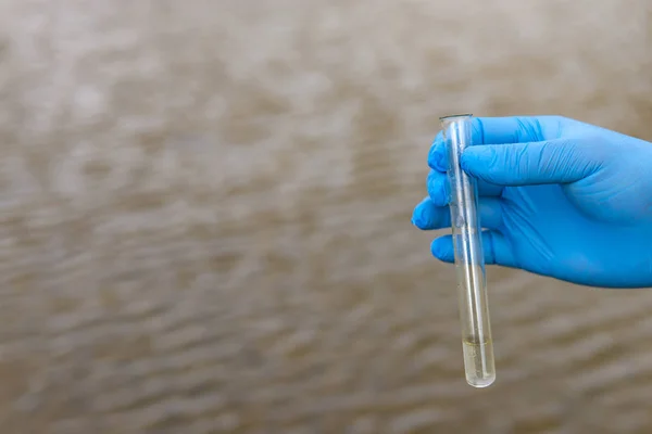 Muestra Agua Del Río Para Análisis Guante Mano Sosteniendo Concepto — Foto de Stock