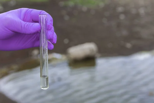 Campione Acqua Dal Fiume Analisi Guanto Mano Possesso Concetto Test — Foto Stock