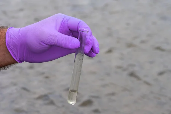 분석을 강물에서 샘플을 채취하는 시험관을 장갑을 생태학 — 스톡 사진