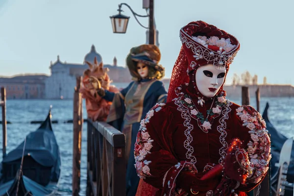 Красочные карнавальные маски на традиционном фестивале в Венеции, Ита — стоковое фото