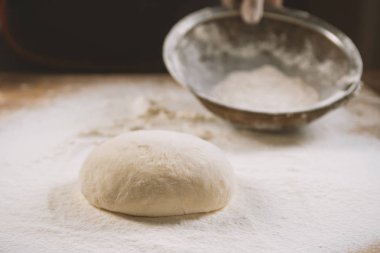 Hamur yoğurma fırını. Aşçı ahşap masada turta pişirmek için hamur yapıyor. İşlem hazırlığı ev yapımı hamur işi. Makarna, ekmek, spagetti, khachapuri, yemek konsepti.