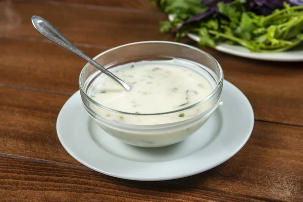 Sup Yogurt Dengan Herbal Piring Pada Meja Kayu — Stok Foto