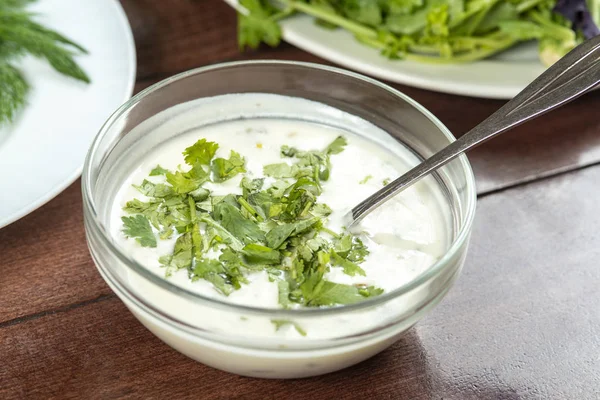 Joghurtsuppe Mit Kräutern Einem Teller Auf Einem Holztisch — Stockfoto