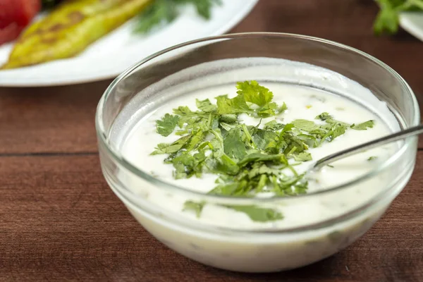 Joghurtsuppe Mit Kräutern Einem Teller Auf Einem Holztisch — Stockfoto