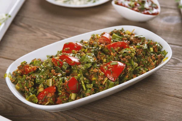 Bulgur Domates Maydanoz Ahşap Masadaki Yeşil Soğanlı Tabbouleh Salatası Geleneksel — Stok fotoğraf