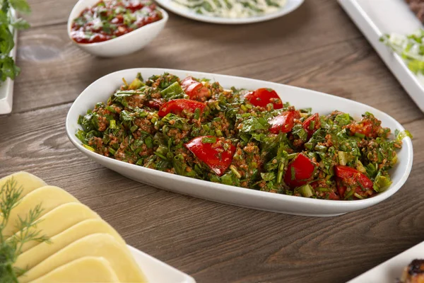 Tabbouleh Salat Mit Bulgur Tomaten Petersilie Und Grüner Zwiebel Auf — Stockfoto