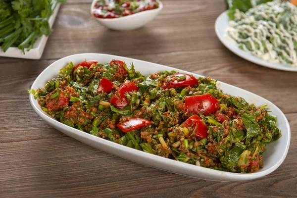 Bulgur Domates Maydanoz Ahşap Masadaki Yeşil Soğanlı Tabbouleh Salatası Geleneksel — Stok fotoğraf