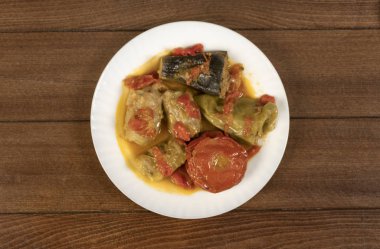 Lahana, patlıcan, domates ve biberli Dolma. Et, pirinç ve sebzeli lahana ruloları. Geleneksel Kafkas, Osmanlı, Türk mutfağı..