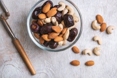 Beyaz ahşap arka planda fındık ve hurma karışımı. Üst görünüm. Sağlıklı yemek.