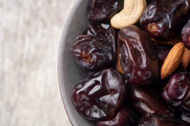 Beyaz ahşap arka planda fındık ve hurma karışımı. Üst görünüm. Sağlıklı yemek.