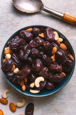 Beyaz ahşap arka planda fındık ve hurma karışımı. Üst görünüm. Sağlıklı yemek.