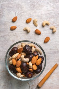 Beyaz ahşap arka planda fındık ve hurma karışımı. Üst görünüm. Sağlıklı yemek.