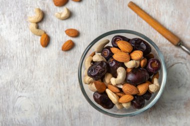 Beyaz ahşap arka planda fındık ve hurma karışımı. Üst görünüm. Sağlıklı yemek.