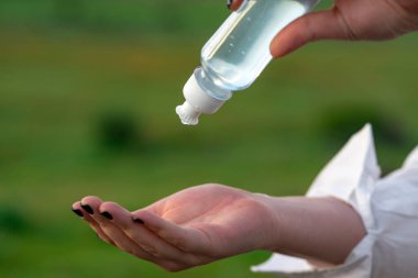 Alkol antiseptik jeli kullanmak, enfeksiyonu önlemek, Covid-19 salgını, el dezenfektanı ile elini yıkayan kadın Coronavirüs bulaşmasını önlemek için.