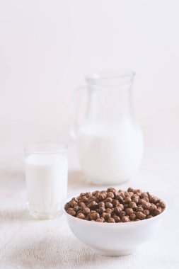Kahvaltı: Çikolata topları, taze inek sütü, seçici odak