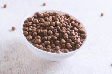 Kahvaltı: Çikolata topları, taze inek sütü, seçici odak